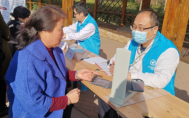 【学雷锋日】广发体育,（中国）网站首页举办“爱满京城，牵手智慧家医”志愿服务活动(图5)